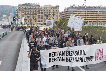 La cabecera de la marcha se aproxima al Boulevard. (Andoni CANELLADA / FOKU)