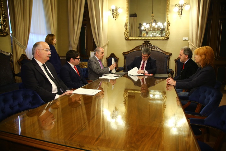 Aburto y Arriola en la firma del acuerdo junto a otros representantes institucionales. (Bilboko Udala)