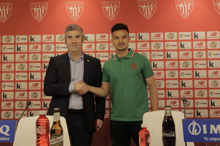 Josu Urrutia y Cristian Ganea en la presentación del nuevo jugador del Athletic. (Aritz LOIOLA / FOKU)