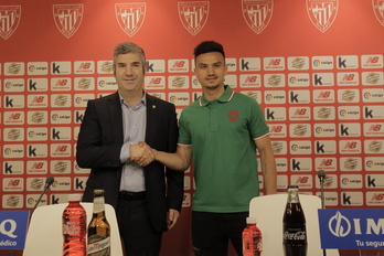 Josu Urrutia y Cristian Ganea en la presentación del nuevo jugador del Athletic. (Aritz LOIOLA / FOKU)