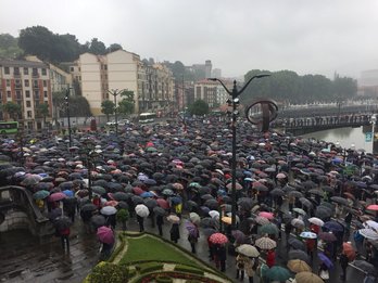 La lluvia no ha evitado que los pensionistas salgan en Bilbo. (@udalberri)