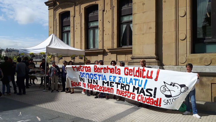 10:00etan ekin diote Donostiako udaletxearen aurrean metro pasantearen aurkako elkarretaratzeari. (Satorralaia)