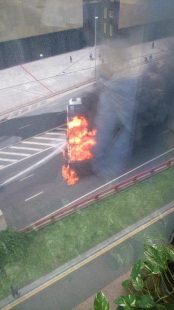 Camión ardiendo en la Avenida Ferrocarril. (@goikodeustu)