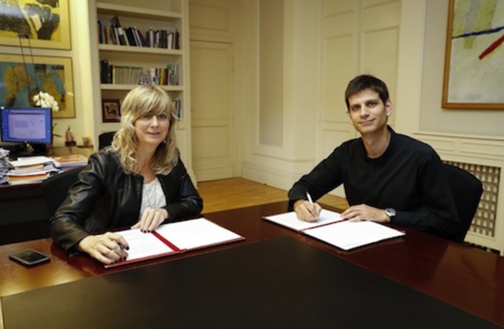 Momento de la firma del convenio de colaboración para el recurso específico de acogida para mujeres víctimas de trata. (GOBIERNO DE NAFARROA)