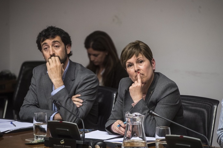 Álvaro Baraibar, director general de Paz y Convivencia, y la lehendakari Uxue Barkos, hoy en el Parlamento. (Jagoba MANTEROLA/FOKU) 