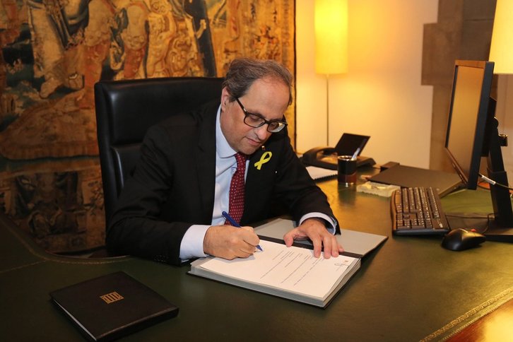 El president, Quim Torra, cuando firmó el nuevo decreto de nombramiento. (@Govern)