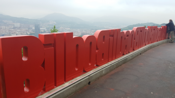 Barandilla con las palabras «Bilbo-Bilbao» colocada en Artxanda. (Bilboko Udala)