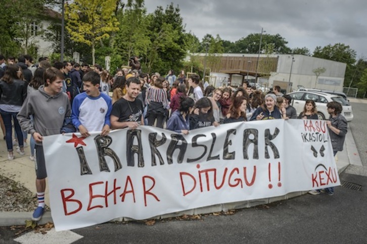 Seaskaren elkarretaratzea Baionan, 25 lanpostuak aldarrikatzeko. (Isabelle MIQUELESTORENA)