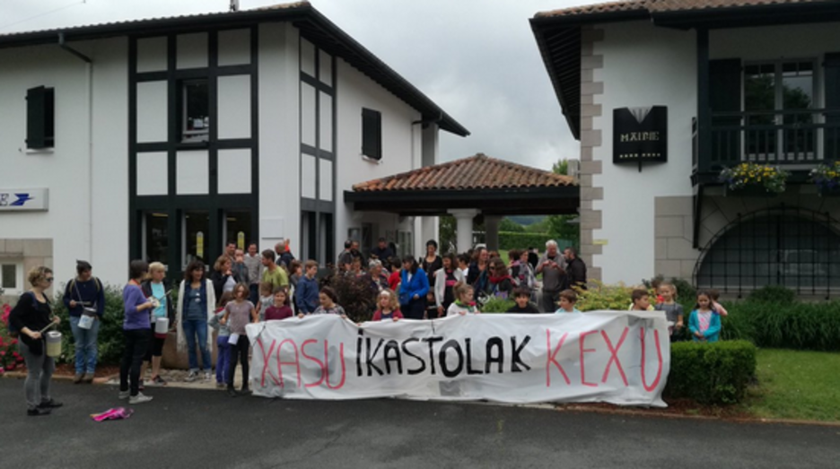 Mobilisation aussi devant la mairie d'Itxassou en faveur des postes demandés pour l'ikastola. ©Desmarais