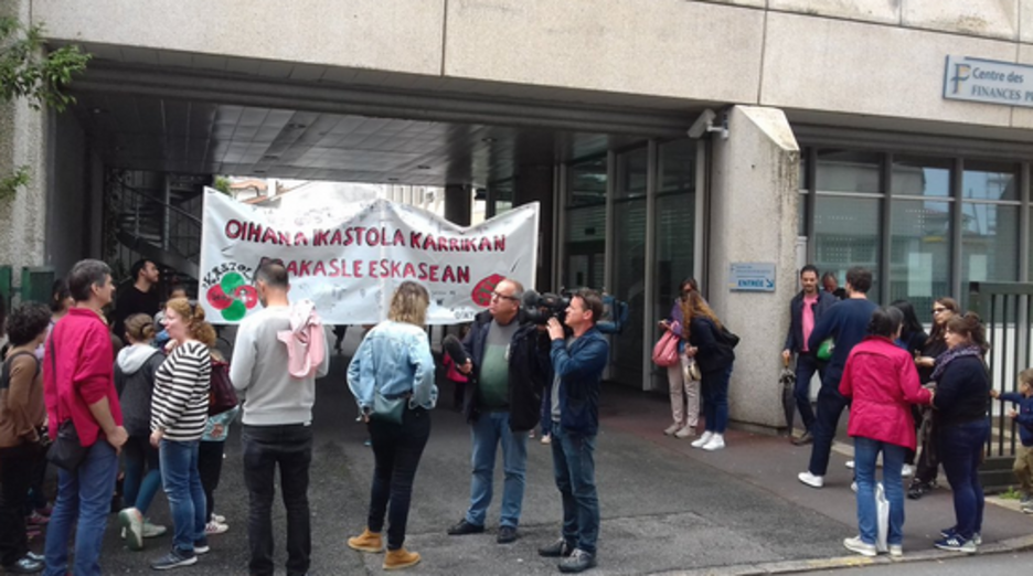 Mobilisation devant le centre des impôts de Bayonne, en faveur des ikastola. ©Jakes Larre