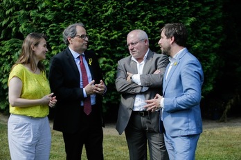 Quim Torra, junto a Meritxell Serret, Lluís Puig y Toni Comín. (Aris OIKONOMOU/AFP)