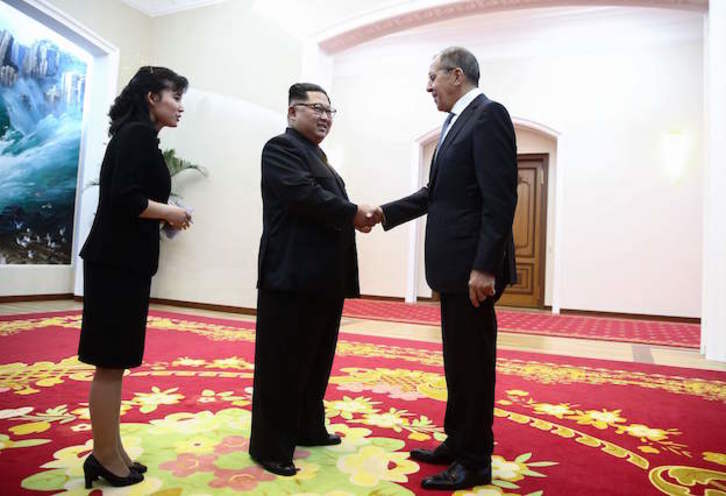 Apretón de manos entre Kim Jong-un y Lavrov. (Valery SHARIFULIN / AFP)