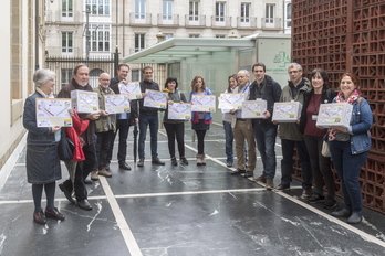 Los impulsores de la ILP en el Parlamento de Gasteiz. (Juanan RUIZ/FOKU)