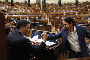 Pedro Sanchez y Pablo Iglesias, durante el debate de la moción de censura contra Mariano Rajoy