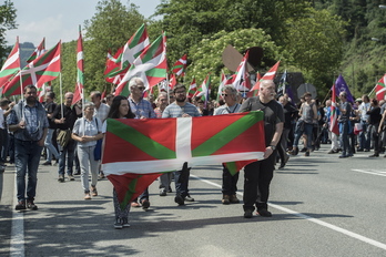 Benta Haundiko lore eskaintzaren ostean manifestazioan joan dira bertaratuak Tolosa erdigunera. (Jon URBE/FOKU)