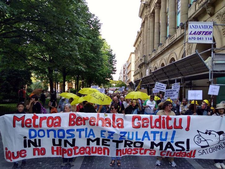 Metroaren pasantearen aurkako manifestazioa Donostian. (Satorralaia)