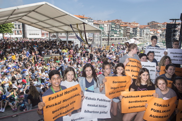 La fiesta de la escuela pública se ha celebrado en Lekeitio. ( Marisol RAMÍREZ / FOKU)