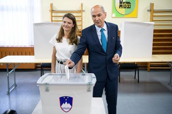 El ganador de los comicios, Janez Jansa, en el momento de depositar su voto. (JURE MAKOVEC / AFP)