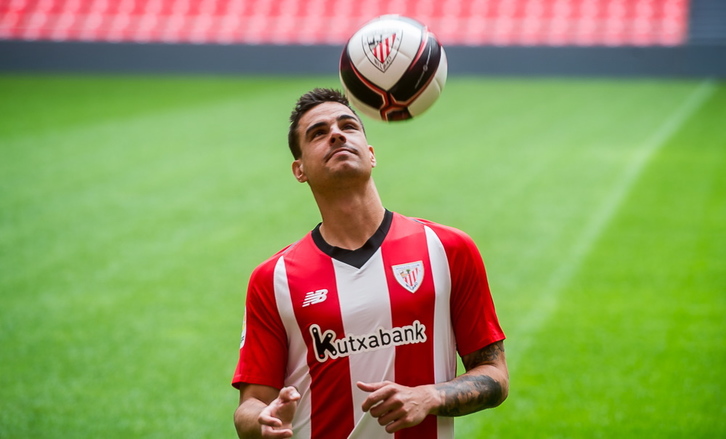 Dani García en la presentación como nuevo jugador del Athletic. (Luis JAUREGIALTZO / FOKU)