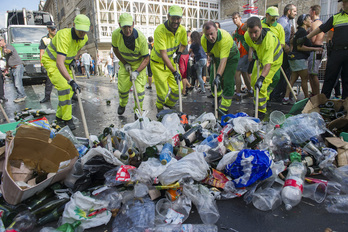 Kale garbiketako langileak, Gasteizko jaietan. (Juanan RUIZ / FOKU)