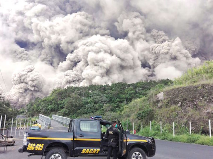 Grandes nubes de ceniza tras la erupción del volcán de Fuego. (AFP)