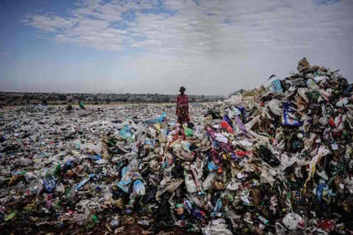 El 79% de la basura generada del plástico se encuentra en vertederos o tirada en el medioambiente. (Zinyange AUNTONY/AFP)