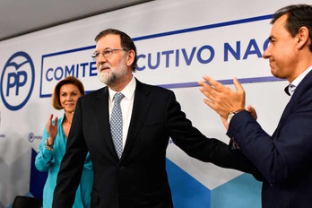 María Dolores de Cospedal y Fernando Martínez Maíllo aplauden a Mariano Rajoy en la reunión de la Ejecutiva del PP. (Gabriel BOUYS/AFP)