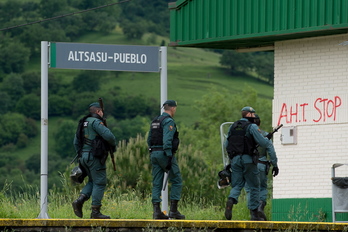 Guardia Zibilak, Altsasuko tren geltokian. (Iñigo URIZ / FOKU)