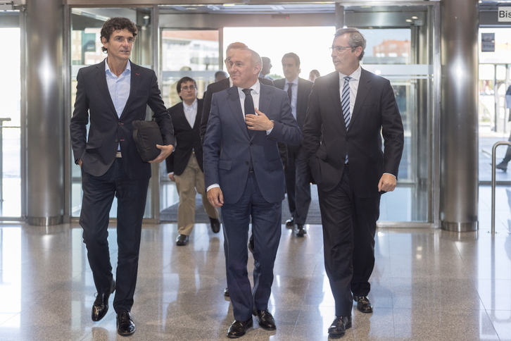 Unai Rementería, Ramiro González y Markel Olano, en una reunión anterior. (Juanan RUIZ / FOKU) 