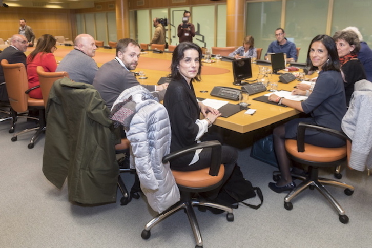 Las hermanas Marta y Sara Buesa, en la Ponencia de Memoria y Convivencia del Parlamento de Gasteiz. (Juanan RUIZ / FOKU) 