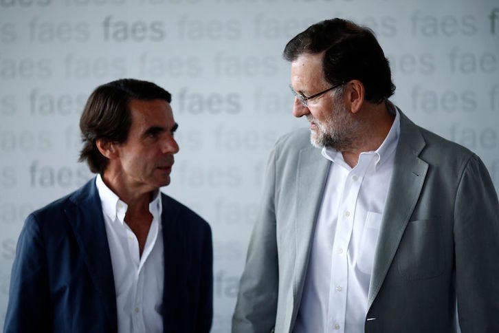 Aznar y Rajoy, en una imagen de hace tres años. (SAGRARIO CAGIGAS / AFP)