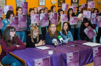 Representantes de la plataforma contra los abusos hacia la infancia, en la comparecencia de hoy. (Luis JAUREGIALTZO/FOKU)