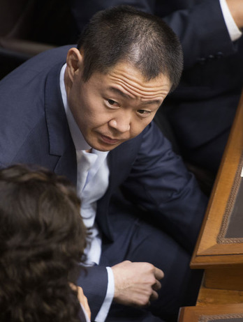 Kenji Fujimori, en un momento del debate. (Cris BOURONCLE/AFP)