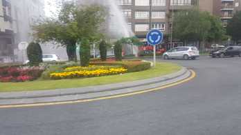 Rotura de tubería en la rotonda de Santutxu en la avenida Zumalakarregi. (@goikodeustu)