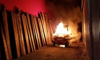 Imagen de la máquina utilizada en la instalación del vallado en llamas. (POLICÍA MUNICIPAL DE IRUÑEA)