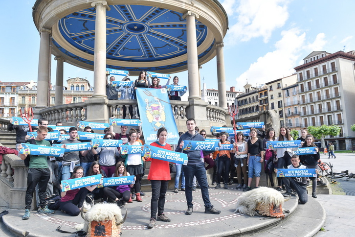 Jóvenes de Ernai presentan su lectura y llaman a las movilizaciones. (Idoia ZABALETA/FOKU)