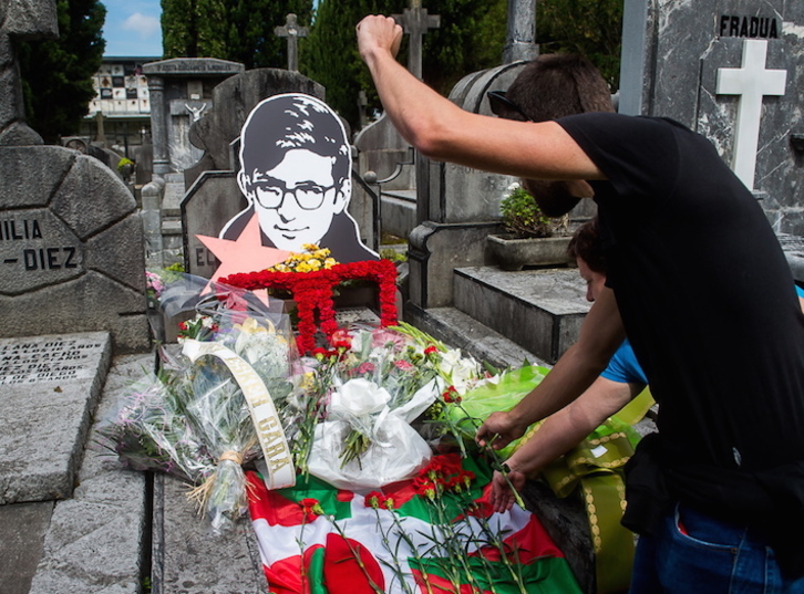 Ofrenda floral ante la tumba de Txabi Etxebarrieta, en Derio. (Luis JAUREGIALTZO/FOKU)