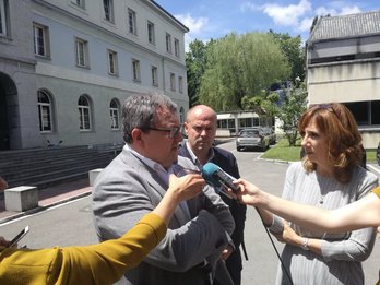 El director de Recursos Humanos de Osakidetza, Juan Carlos Soto, ha comparecido tras la reunión. (@ion_salgado)