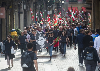 La marcha en recuerdo a Txabi Etxebarrieta, en el Casco Viejo de Bilbo. (Luis JAUREGIALTZO / FOKU)