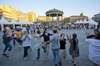 Imagen de los bailables de txistu y gaita de la plaza del Castillo de Iruñea. (AYUNTAMIENTO DE IRUÑEA)