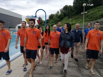 La concejala de Juventud y Deporte, Oihane Agirregoitia, junto con responsables de Bilbao Kirolak, ha visitado las piscinas del Fango. (Bilboko Udala) 