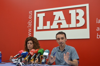 Bego Aranzasti y Gorka Berasategi, del sindicato LAB. (LAB)