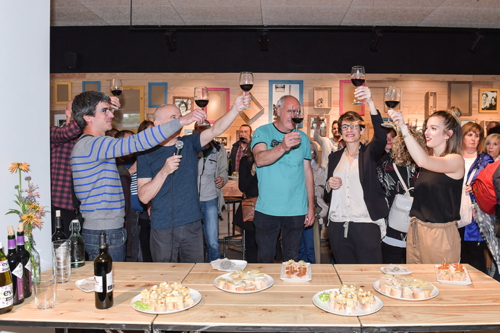 Los promotores de Geltoki brindan, con vino ecológico, en la inauguración del espacio. (Idoia ZABALETA/FOKU)