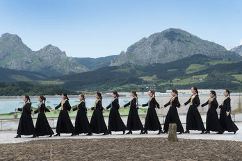 Dantzaris en el acto de perdón que ha tenido lugar en la Casa de Juntas de Gerediaga. (JJGG DE BIZKAIA)