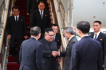 Kim saluda a su llegada al ministro de Exteriores de Singapur. (Terance TAN/AFP)