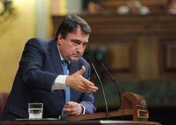 Aitor Esteban, durante el pleno en el que se aprobó la moción de censura contra Rajoy. (J. DANAE/FOKU)