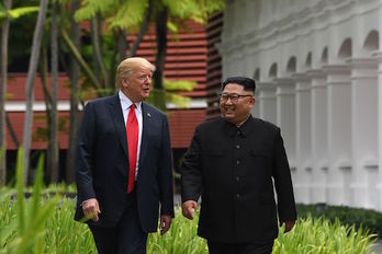Apretón de manos entre Donald Trump y Kim Jong-un, al inicio de la cumbre. (Saul LOEB/AFP)