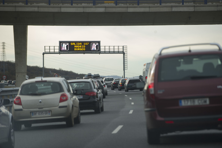 Tráfico en la autopista AP-1. (Juanan RUIZ / FOKU)