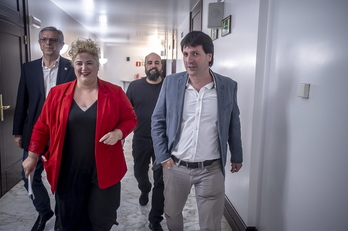 Edurne Portela y Julen Mendoza, han participado en la ponencia del Parlamento de Gasteiz. (Jaizki FONTANEDA / FOKU)