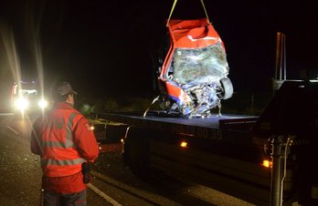 Una grúa retira uno de los vehículos implicados en el accidente. (POLICÍA FORAL)